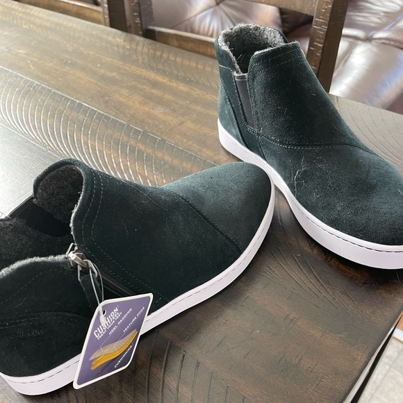 Clarks Shoes - NWT Clark’s side zip booties. Size 9 wide.